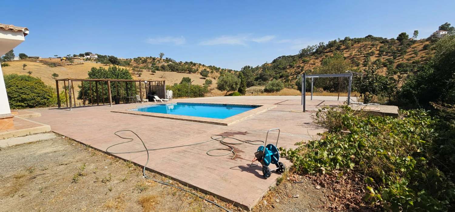 Espectacular finca en Gibralgalia (Cártama) con 10.000 m² de parcela urbana, piscina y establo