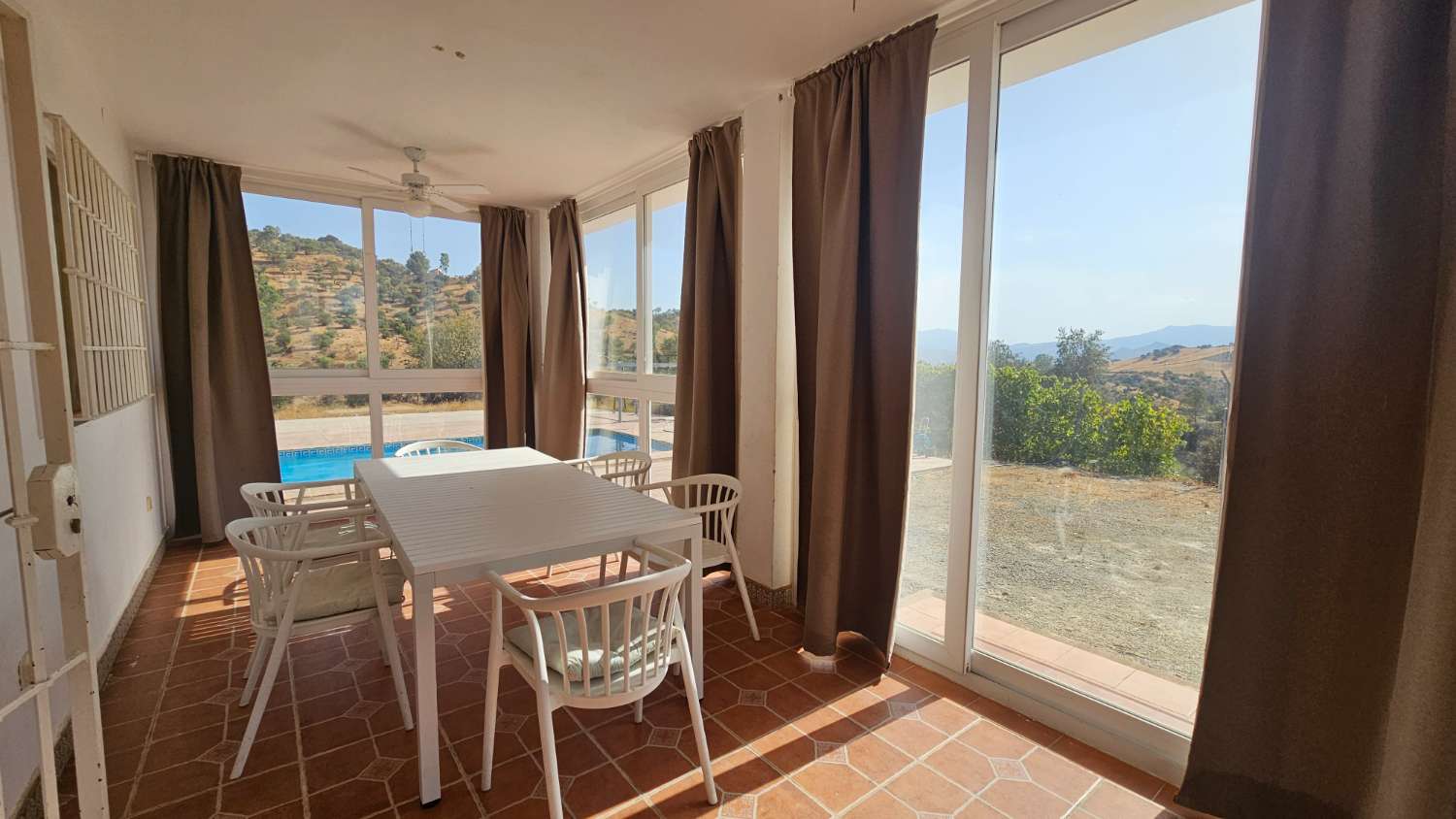 Espectacular finca en Gibralgalia (Cártama) con 10.000 m² de parcela urbana, piscina y establo