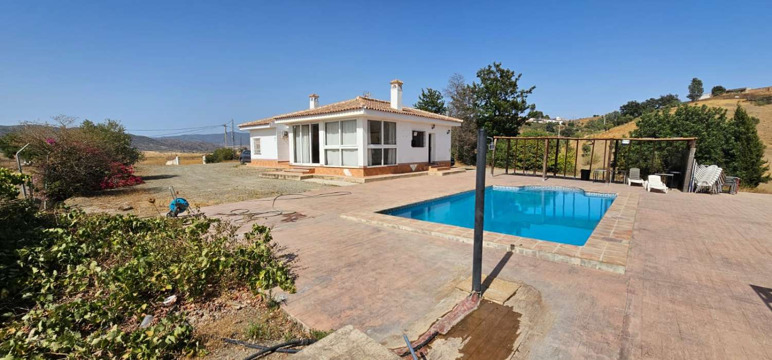 Espectacular finca en Gibralgalia (Cártama) con 10.000 m² de parcela urbana, piscina y establo