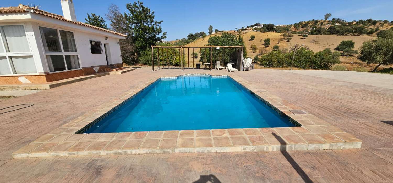 Espectacular finca en Gibralgalia (Cártama) con 10.000 m² de parcela urbana, piscina y establo