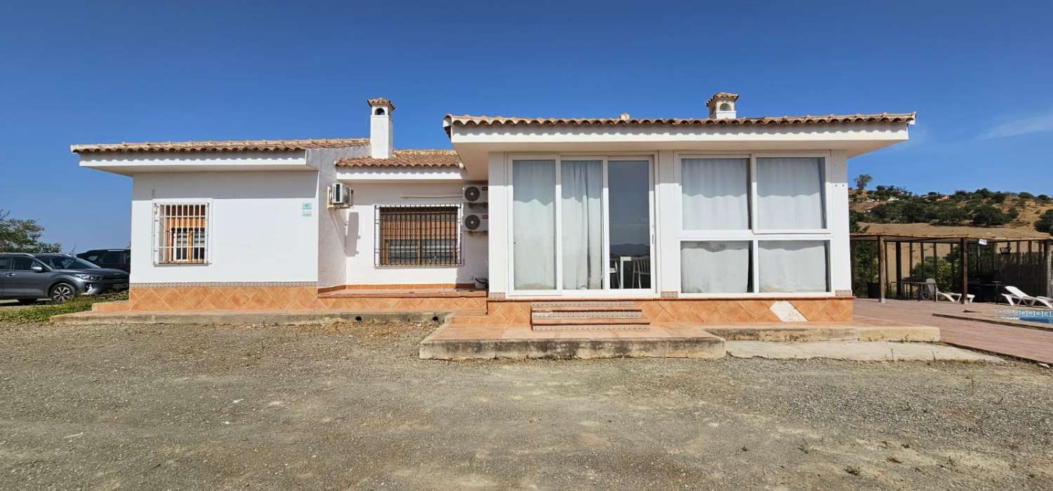 Espectacular finca en Gibralgalia (Cártama) con 10.000 m² de parcela urbana, piscina y establo