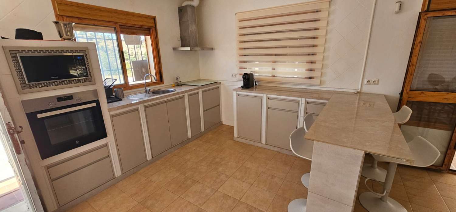 Espectacular finca en Gibralgalia (Cártama) con 10.000 m² de parcela urbana, piscina y establo