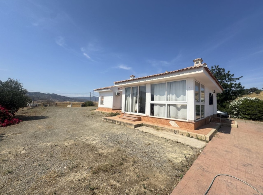 Espectacular finca en Gibralgalia (Cártama) con 10.000 m² de parcela urbana, piscina y establo