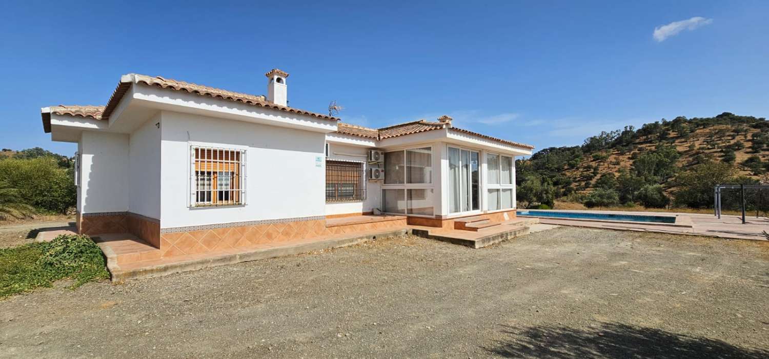 Espectacular finca en Gibralgalia (Cártama) con 10.000 m² de parcela urbana, piscina y establo