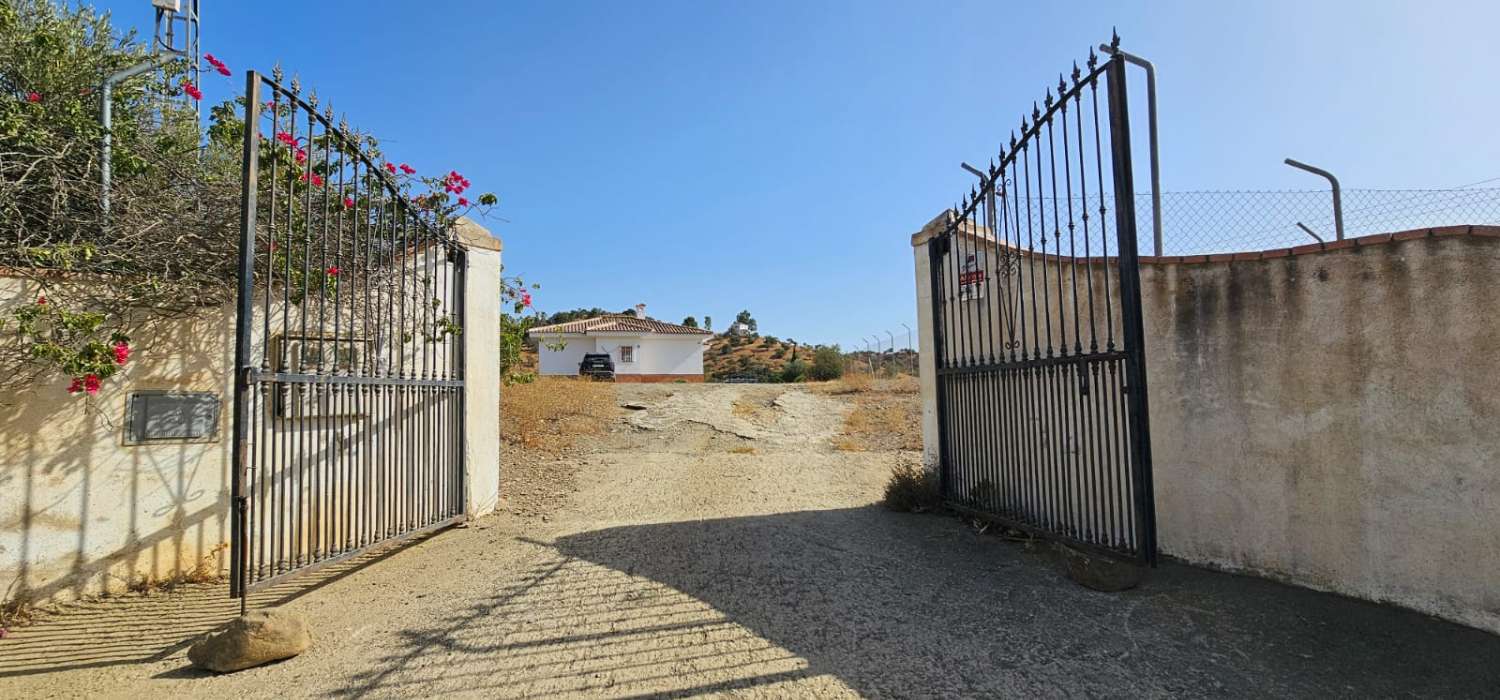 Espectacular finca en Gibralgalia (Cártama) con 10.000 m² de parcela urbana, piscina y establo