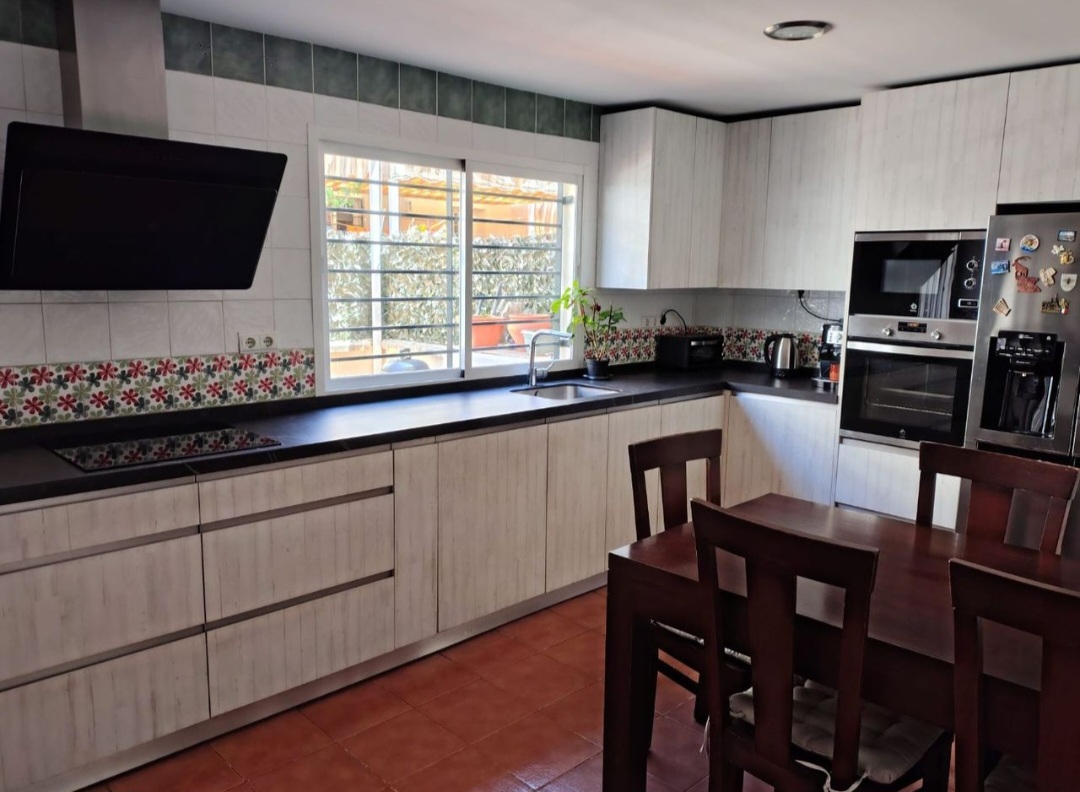 Espectacular adosado reformado de 200 m² en Añoreta Baja | Placas solares, gran sótano y piscina