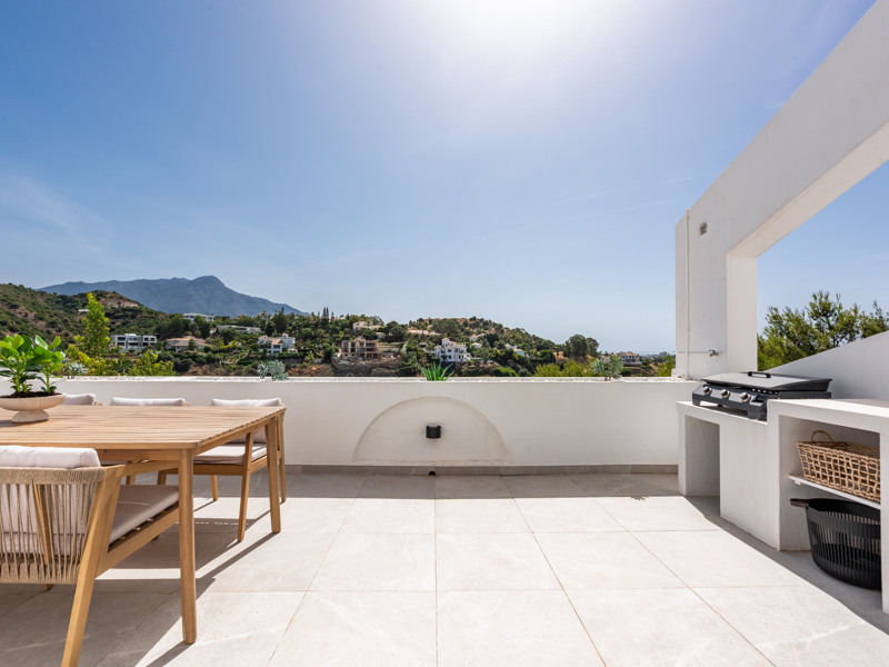 Apartamento de lujo reformado con vistas al golf y al mar en La Quinta, Benahavís