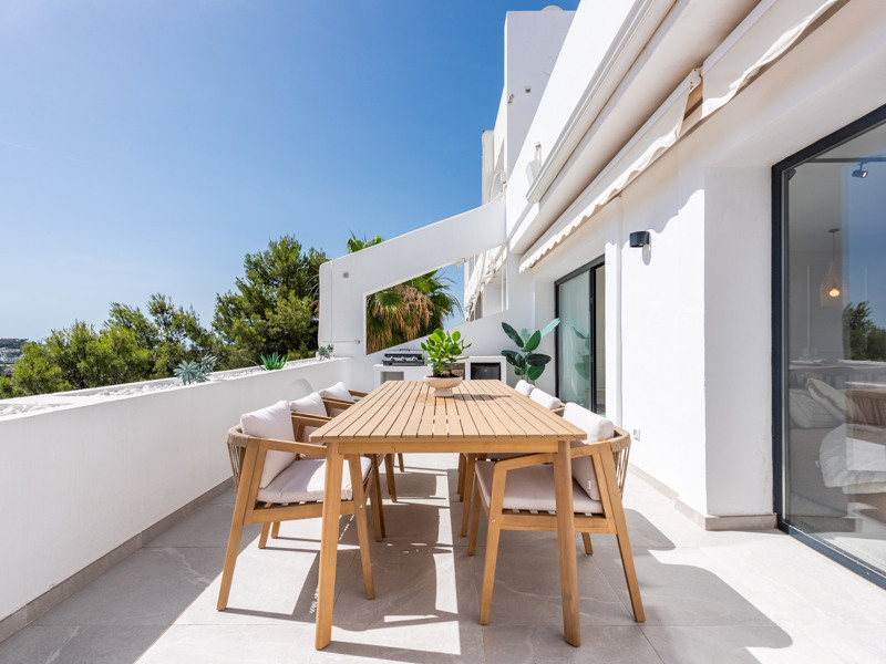 Apartamento de lujo reformado con vistas al golf y al mar en La Quinta, Benahavís