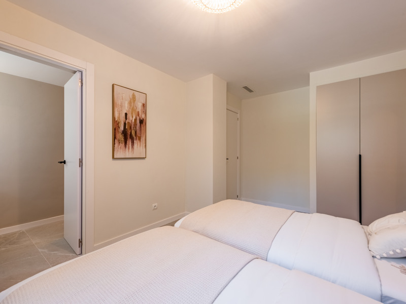 Apartamento de lujo reformado con vistas al golf y al mar en La Quinta, Benahavís