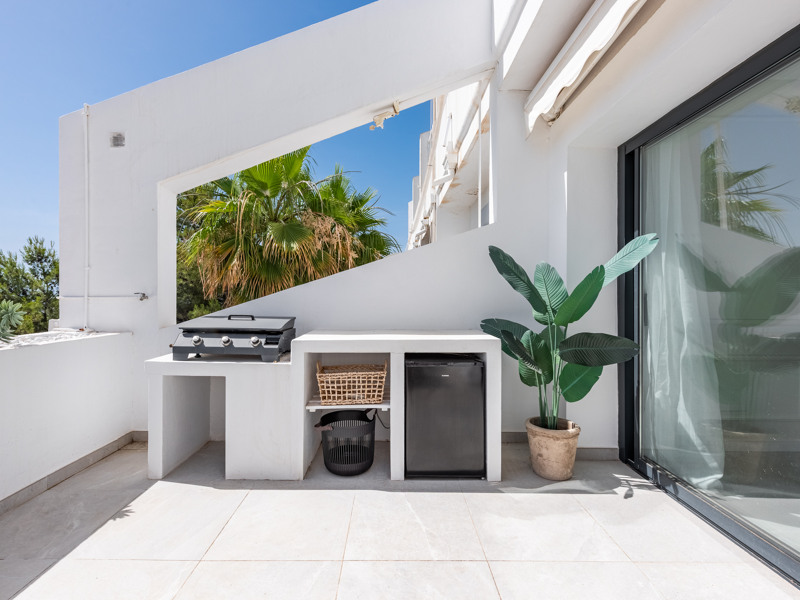 Apartamento de lujo reformado con vistas al golf y al mar en La Quinta, Benahavís
