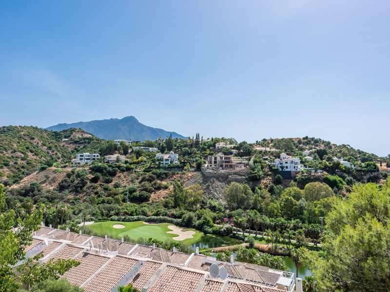 Apartamento de lujo reformado con vistas al golf y al mar en La Quinta, Benahavís