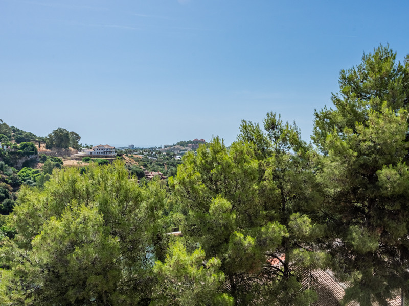 Apartamento de lujo reformado con vistas al golf y al mar en La Quinta, Benahavís