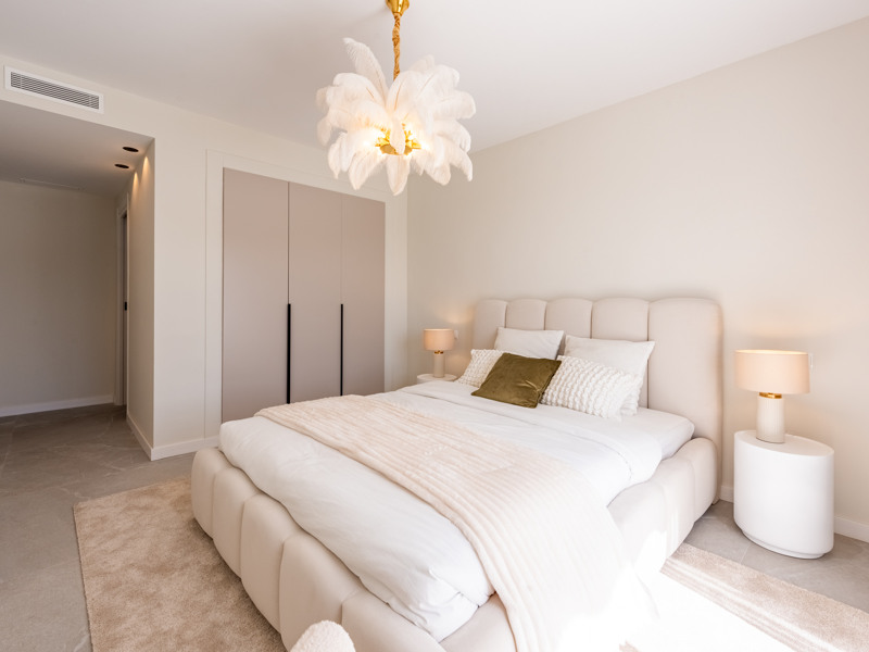 Apartamento de lujo reformado con vistas al golf y al mar en La Quinta, Benahavís