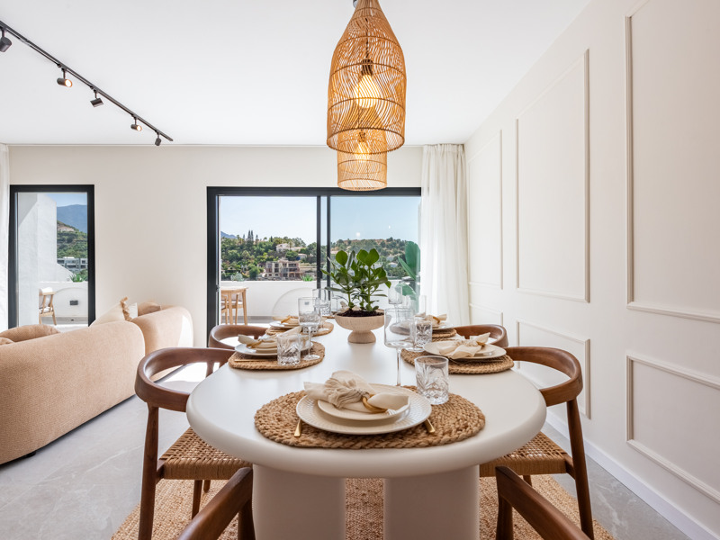 Apartamento de lujo reformado con vistas al golf y al mar en La Quinta, Benahavís