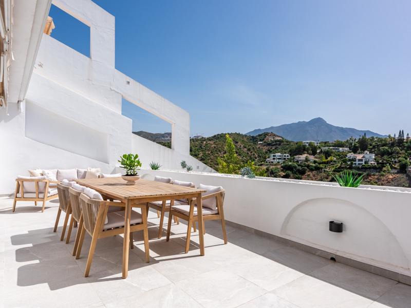 Apartamento de lujo reformado con vistas al golf y al mar en La Quinta, Benahavís
