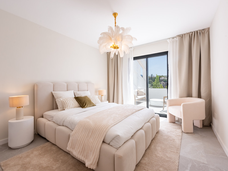 Apartamento de lujo reformado con vistas al golf y al mar en La Quinta, Benahavís