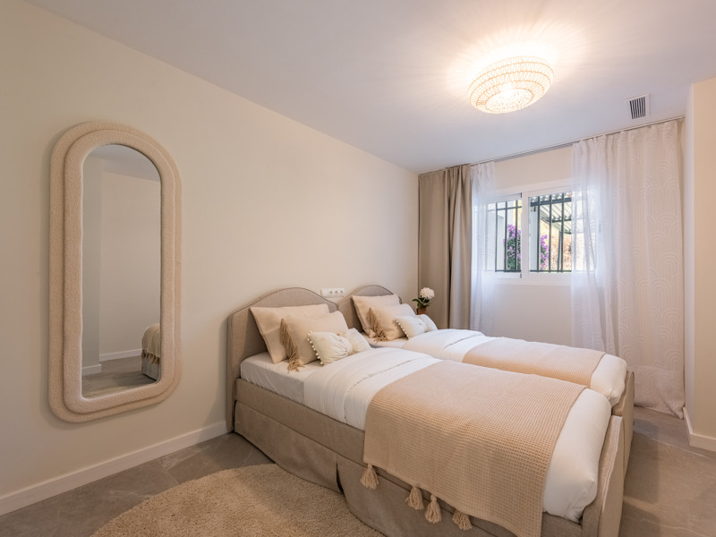 Apartamento de lujo reformado con vistas al golf y al mar en La Quinta, Benahavís