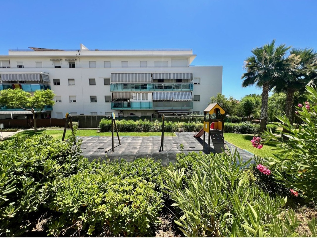 Espectacular piso de 3 dormitorios con gran terraza, garaje, trastero, piscina y pista de pádel en una de las mejores zonas de Vélez-Málaga