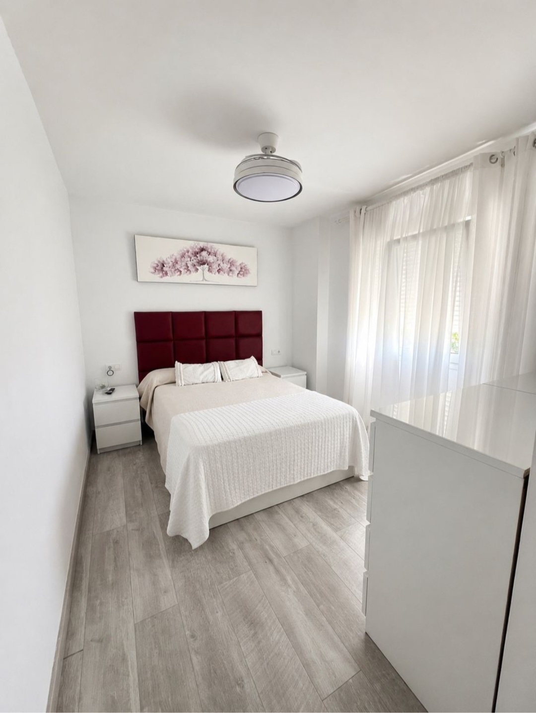 Espectacular piso de 3 dormitorios con gran terraza, garaje, trastero, piscina y pista de pádel en una de las mejores zonas de Vélez-Málaga