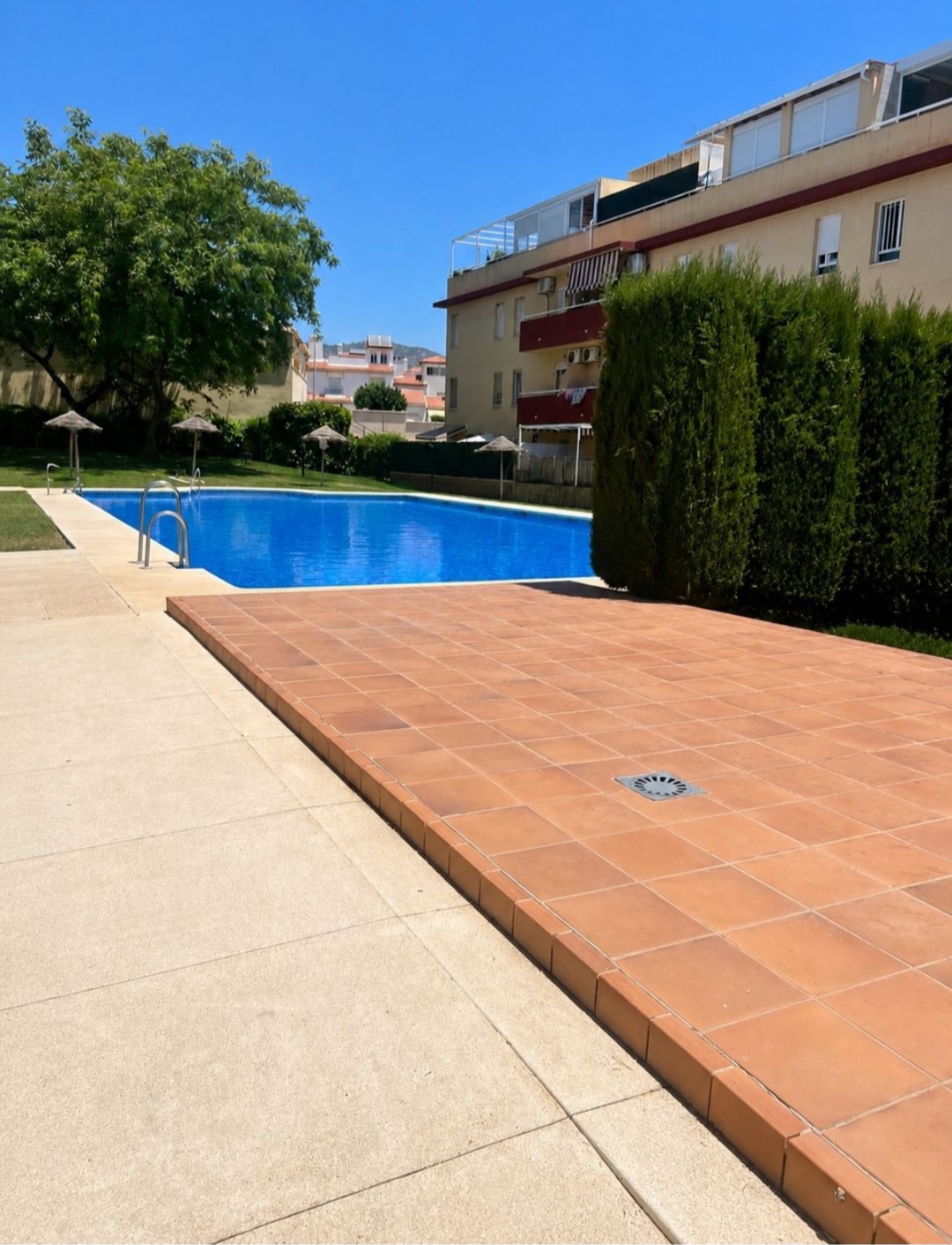 Espectacular piso de 3 dormitorios con gran terraza, garaje, trastero, piscina y pista de pádel en una de las mejores zonas de Vélez-Málaga