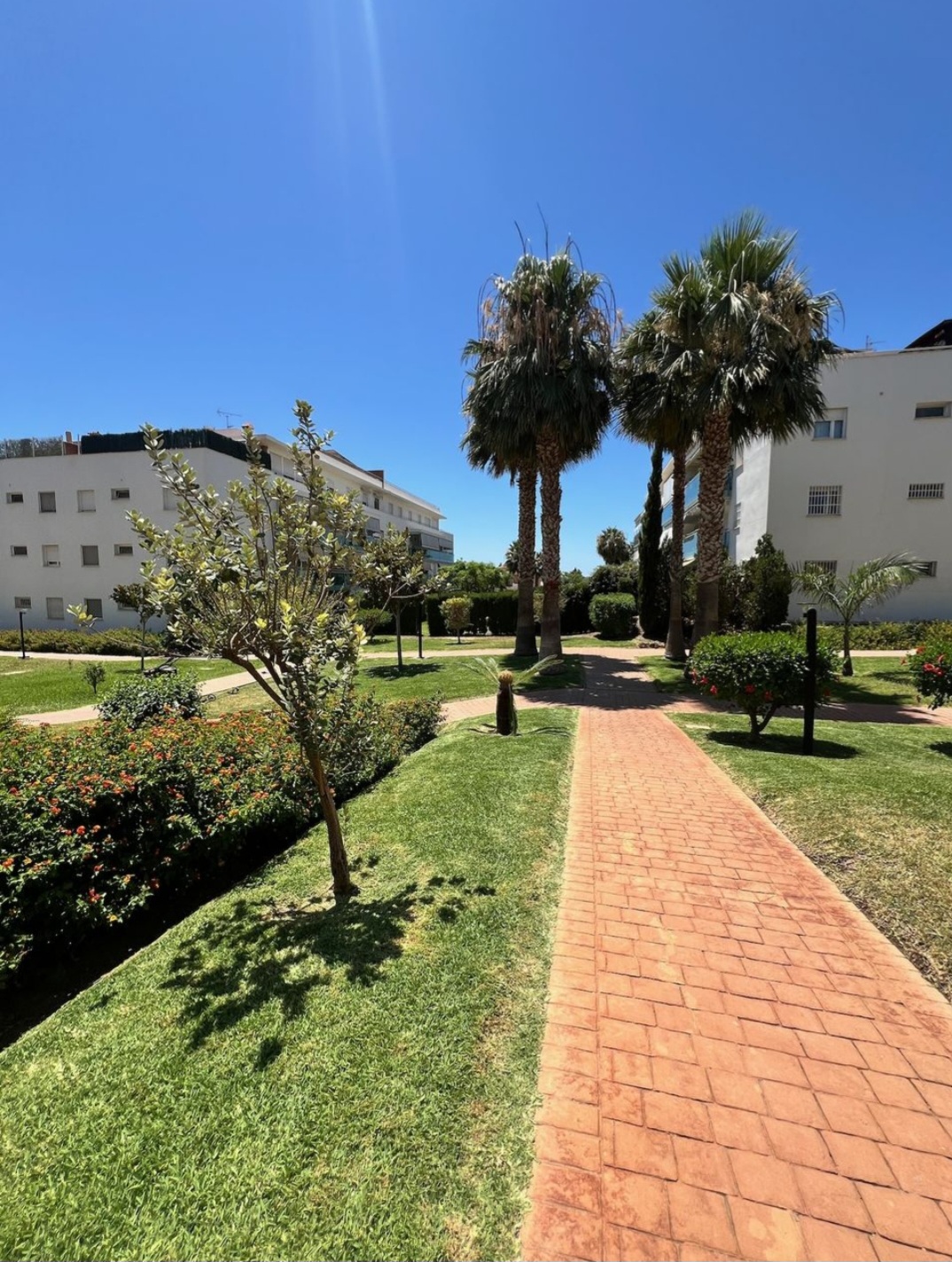 Espectacular piso de 3 dormitorios con gran terraza, garaje, trastero, piscina y pista de pádel en una de las mejores zonas de Vélez-Málaga
