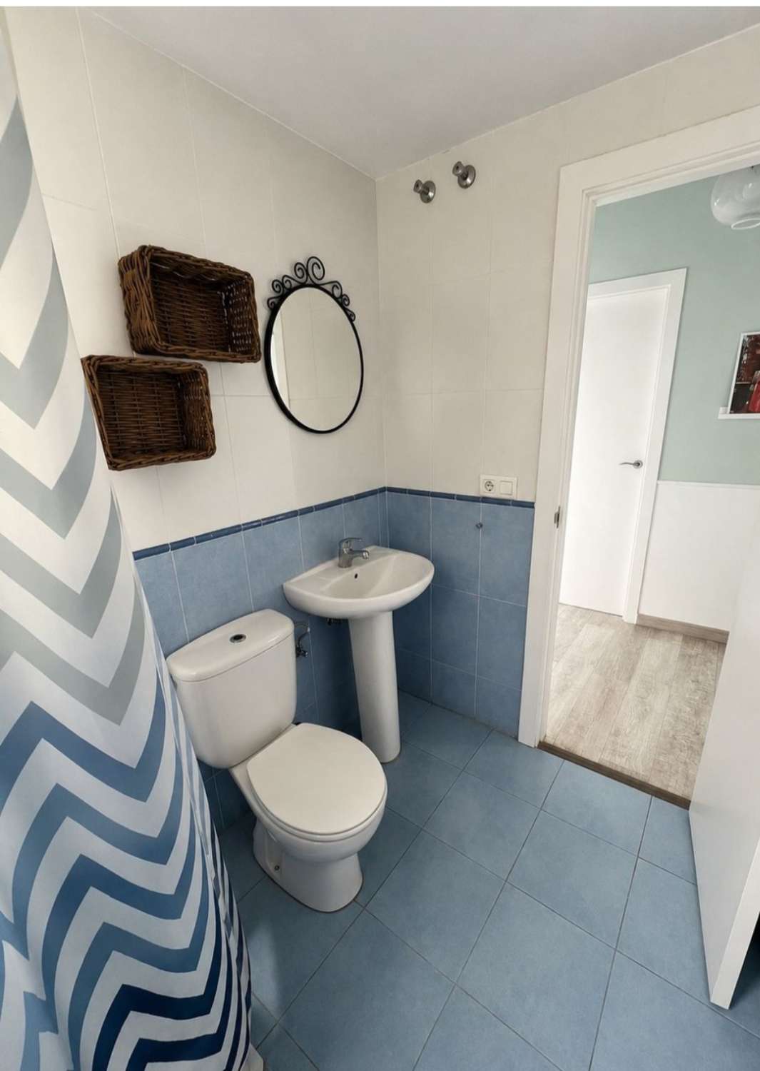 Espectacular piso de 3 dormitorios con gran terraza, garaje, trastero, piscina y pista de pádel en una de las mejores zonas de Vélez-Málaga