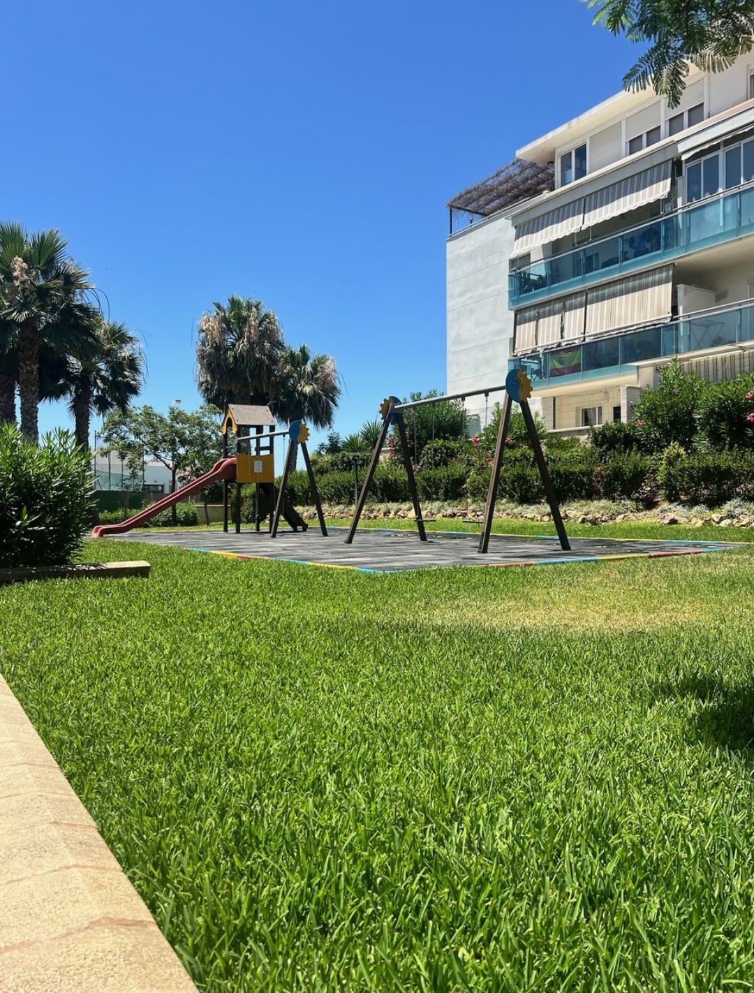 Espectacular piso de 3 dormitorios con gran terraza, garaje, trastero, piscina y pista de pádel en una de las mejores zonas de Vélez-Málaga