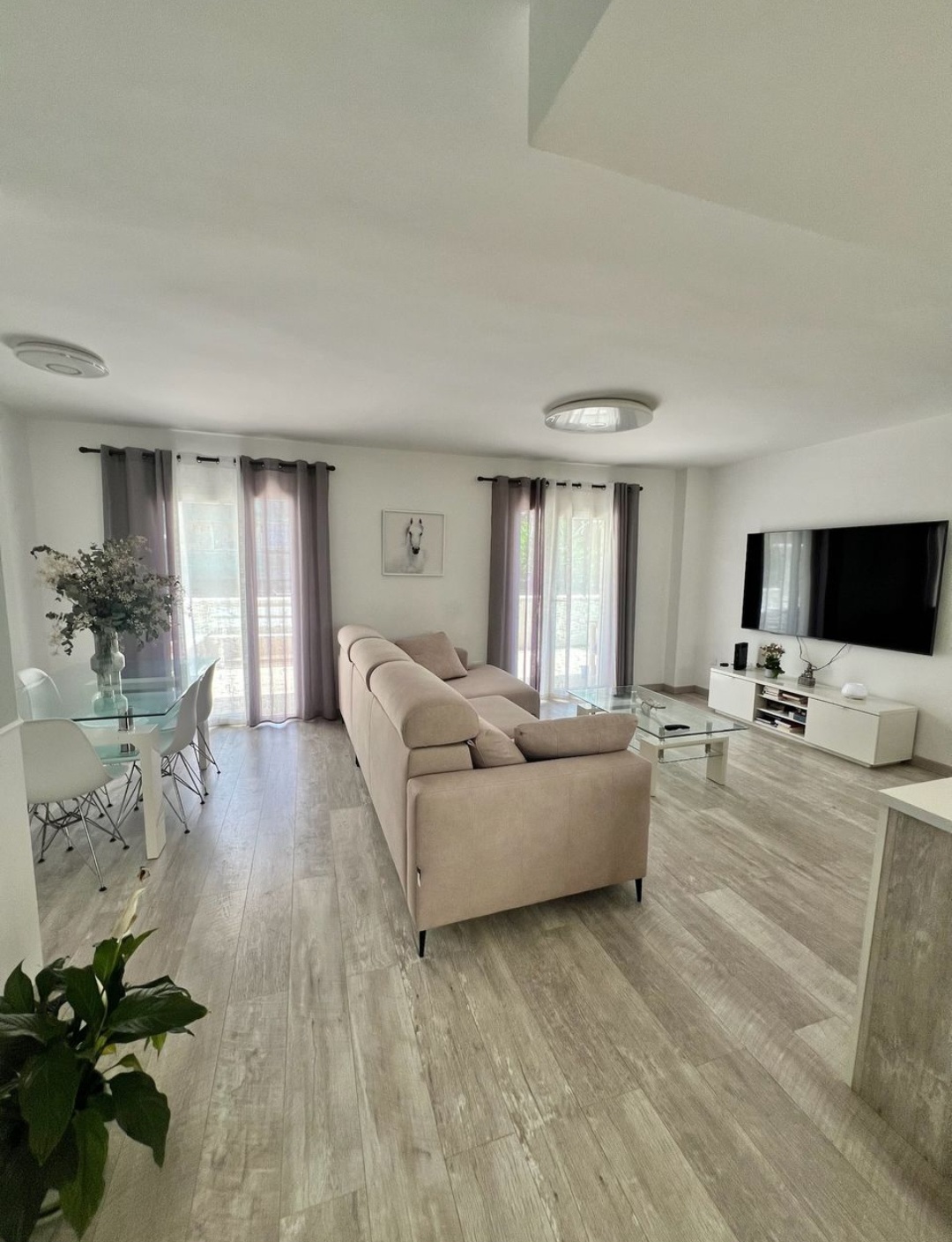 Espectacular piso de 3 dormitorios con gran terraza, garaje, trastero, piscina y pista de pádel en una de las mejores zonas de Vélez-Málaga