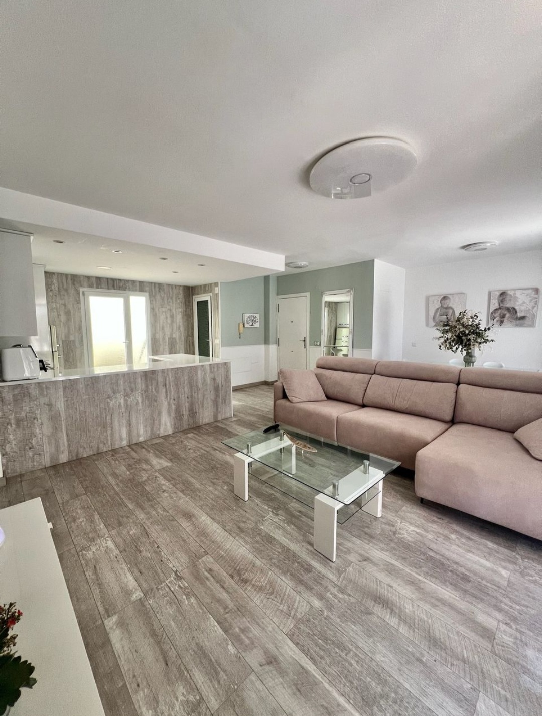 Espectacular piso de 3 dormitorios con gran terraza, garaje, trastero, piscina y pista de pádel en una de las mejores zonas de Vélez-Málaga