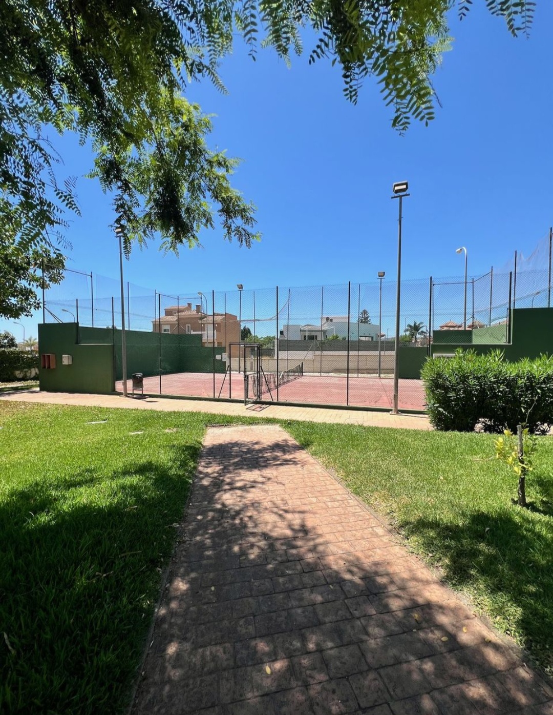 Espectacular piso de 3 dormitorios con gran terraza, garaje, trastero, piscina y pista de pádel en una de las mejores zonas de Vélez-Málaga