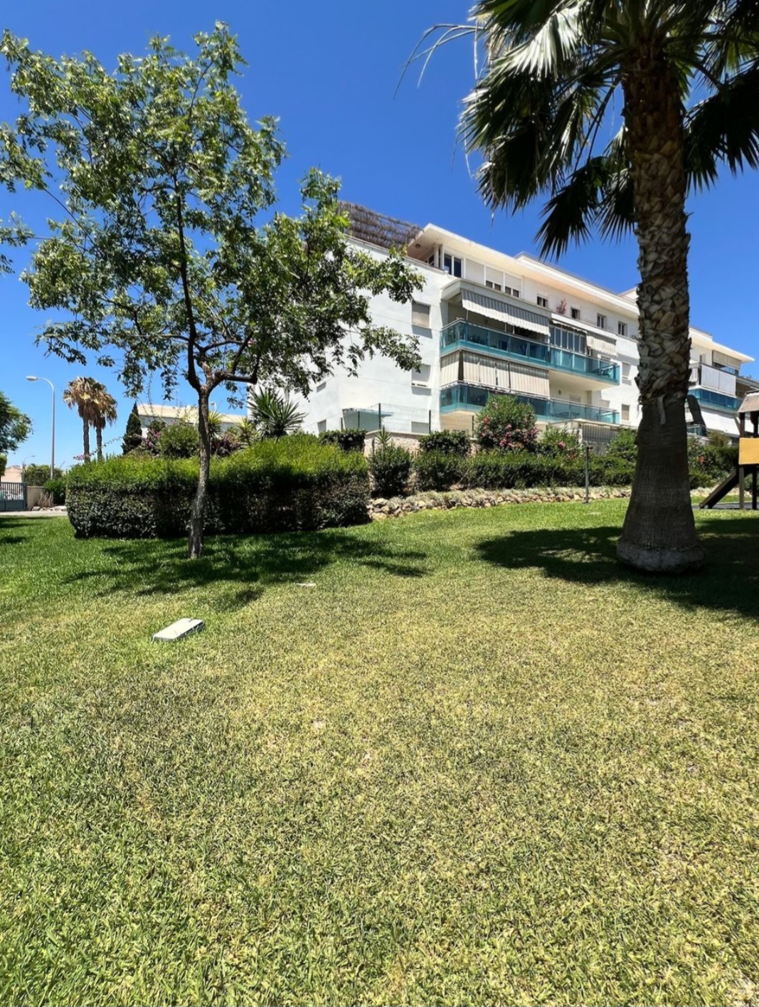 Espectacular piso de 3 dormitorios con gran terraza, garaje, trastero, piscina y pista de pádel en una de las mejores zonas de Vélez-Málaga