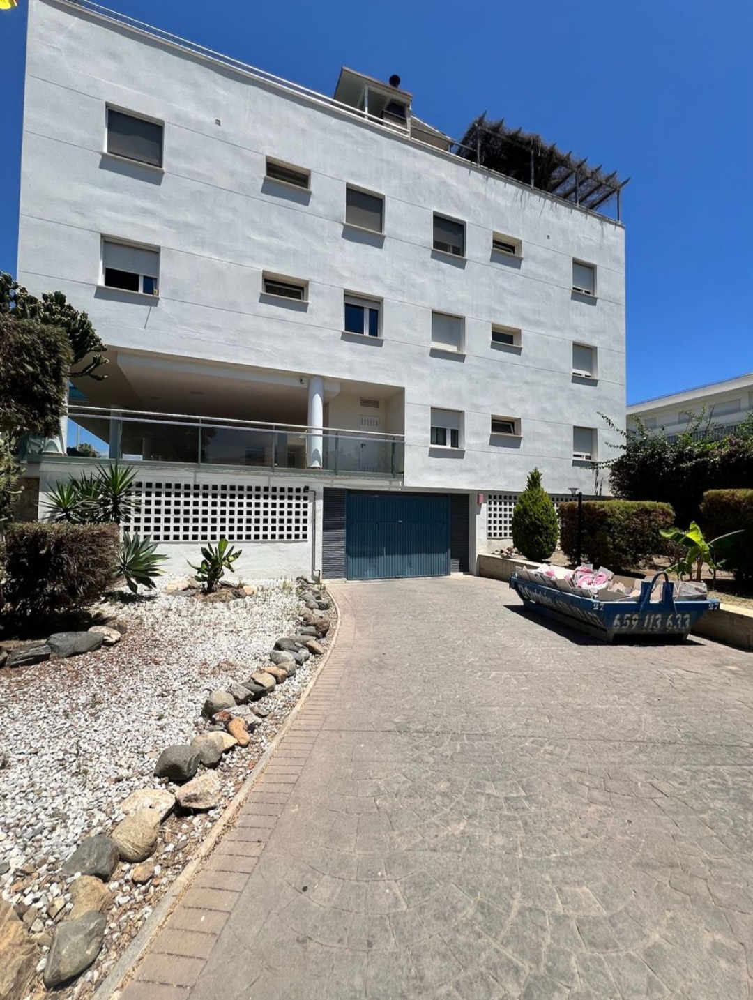 Espectacular piso de 3 dormitorios con gran terraza, garaje, trastero, piscina y pista de pádel en una de las mejores zonas de Vélez-Málaga