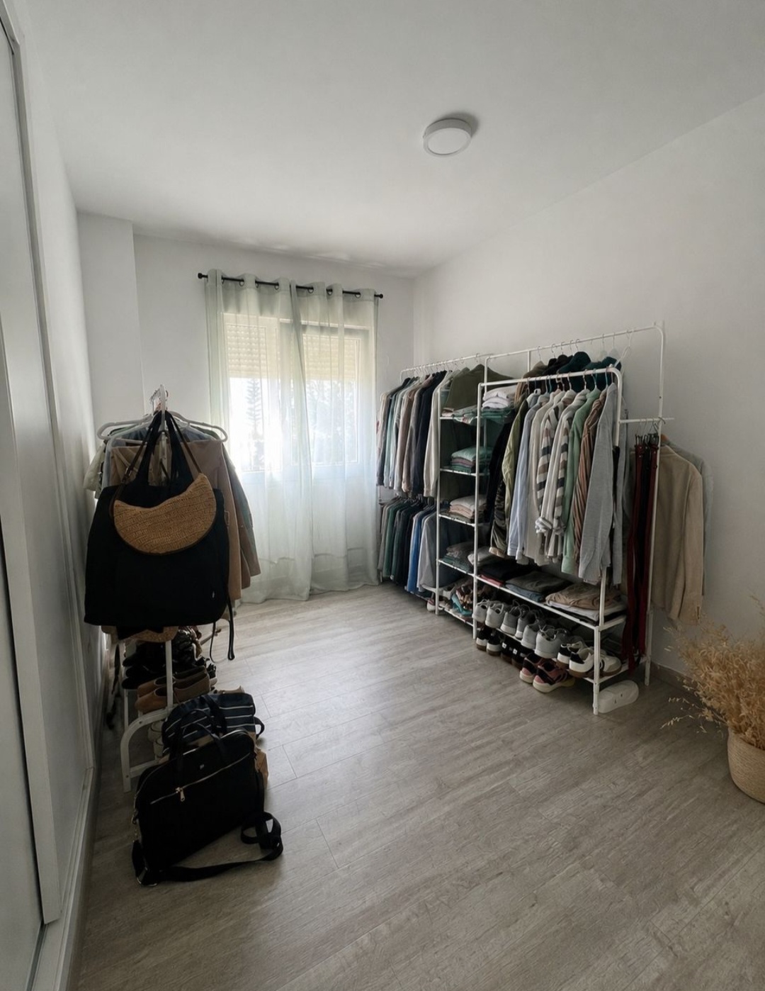 Espectacular piso de 3 dormitorios con gran terraza, garaje, trastero, piscina y pista de pádel en una de las mejores zonas de Vélez-Málaga