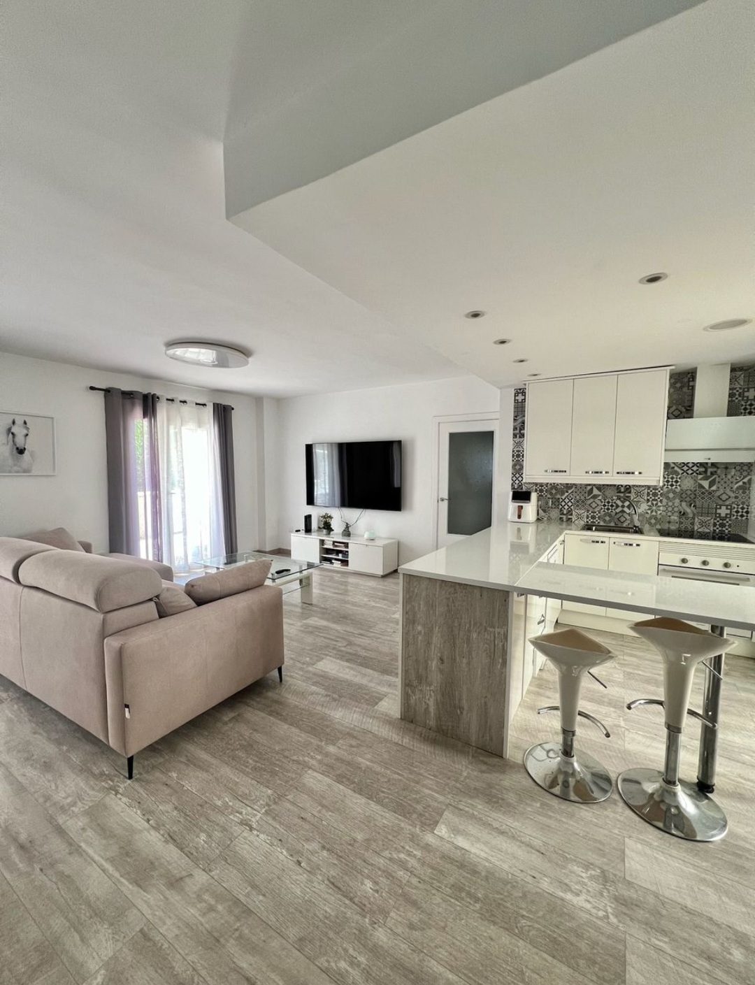 Espectacular piso de 3 dormitorios con gran terraza, garaje, trastero, piscina y pista de pádel en una de las mejores zonas de Vélez-Málaga