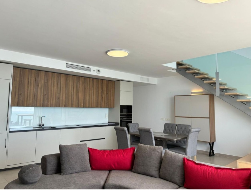 Exclusivo ático dúplex de lujo con vistas panorámicas al mar