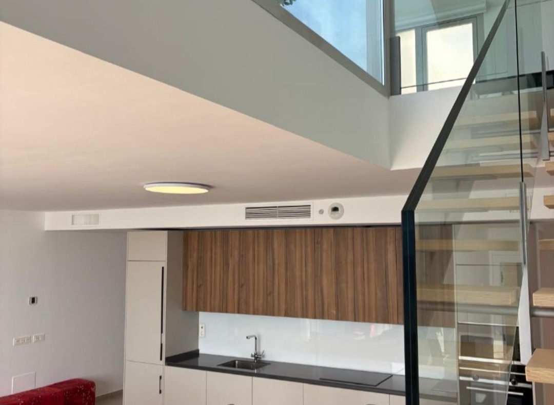 Exclusivo ático dúplex de lujo con vistas panorámicas al mar