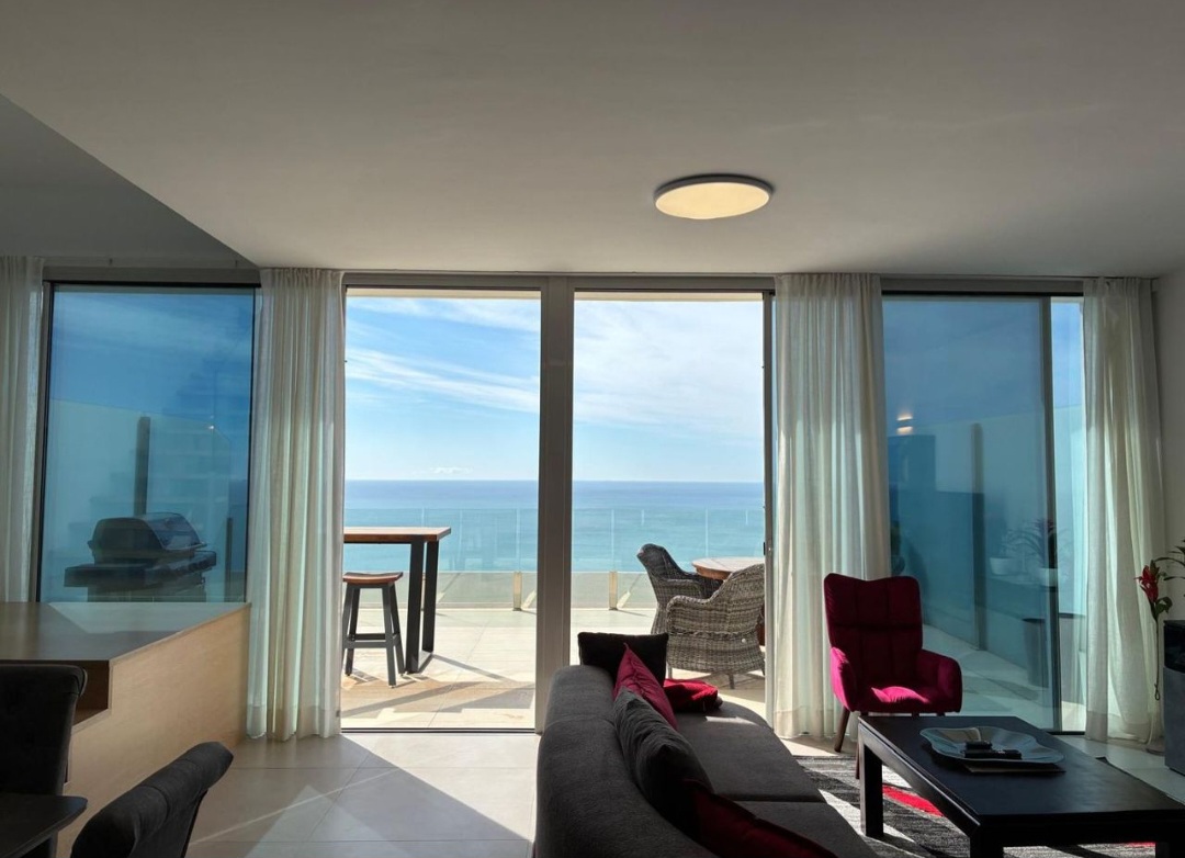 Exclusivo ático dúplex de lujo con vistas panorámicas al mar