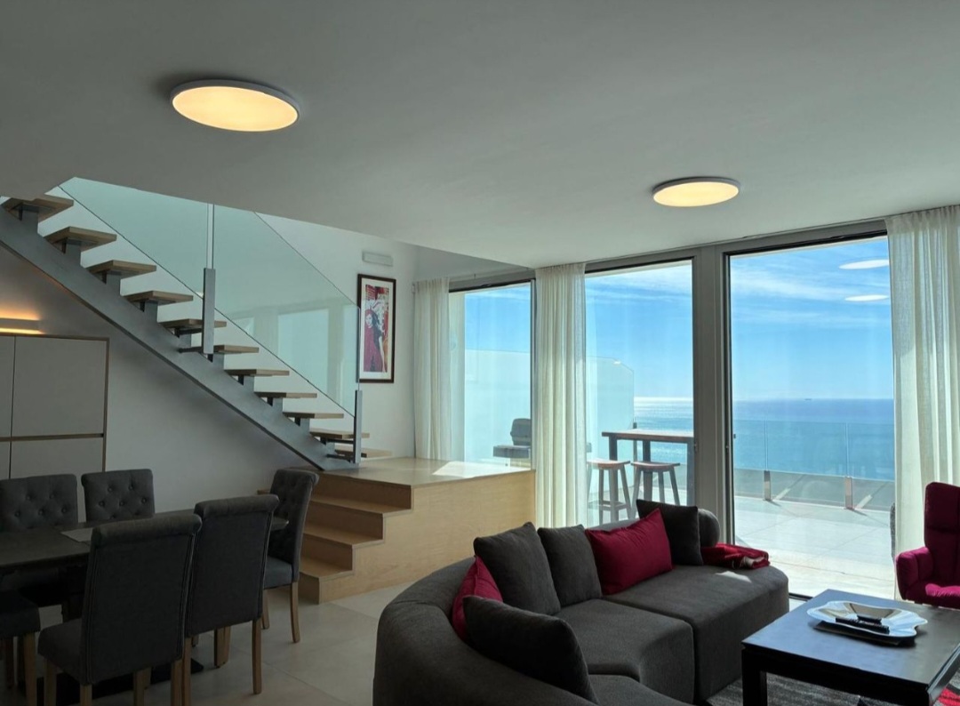 Exclusivo ático dúplex de lujo con vistas panorámicas al mar