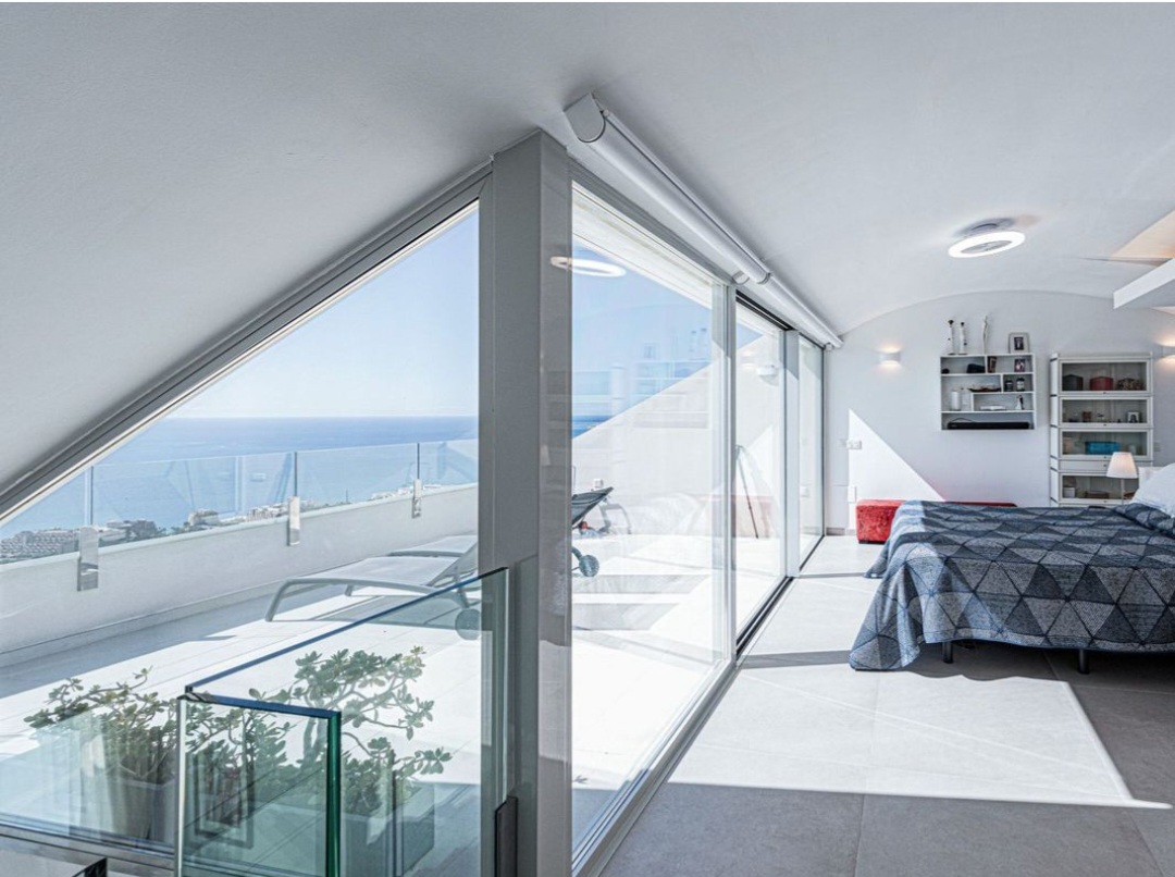 Exclusivo ático dúplex de lujo con vistas panorámicas al mar