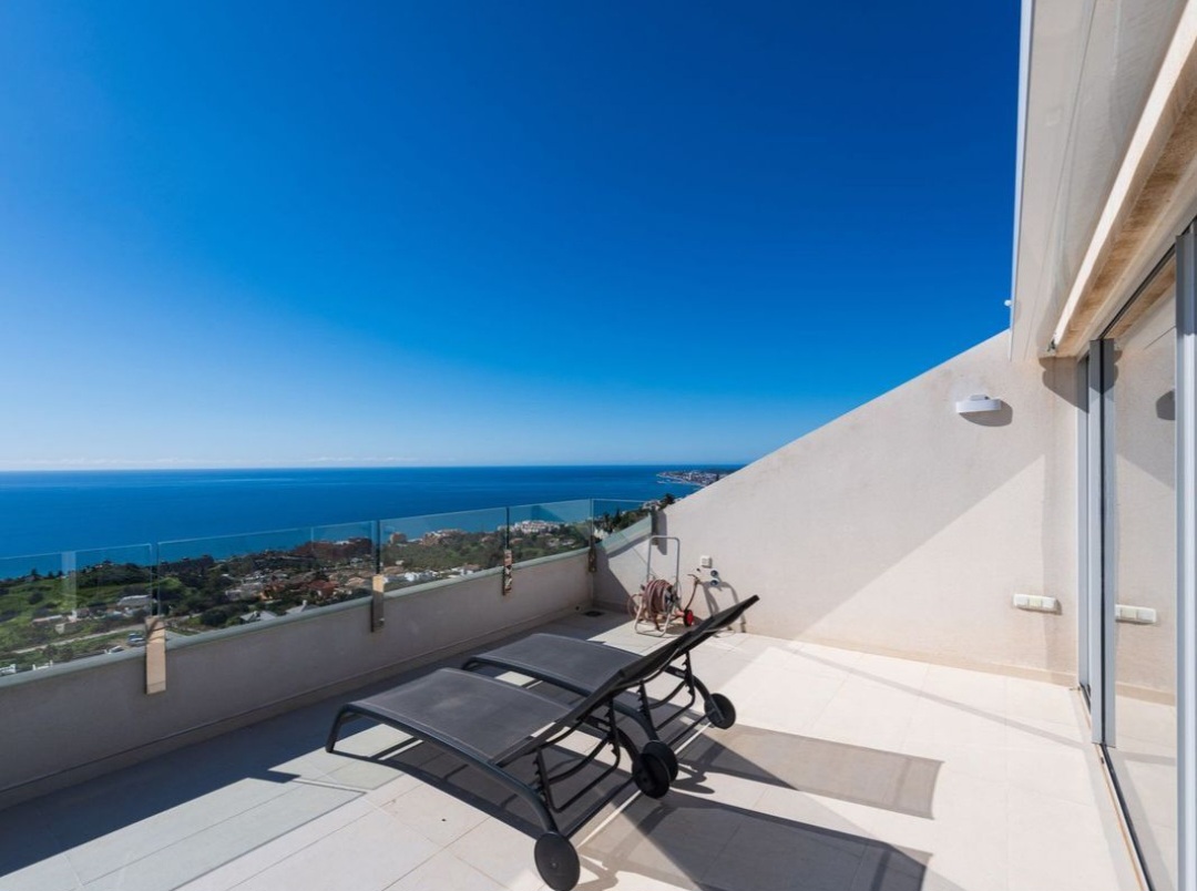 Exclusivo ático dúplex de lujo con vistas panorámicas al mar