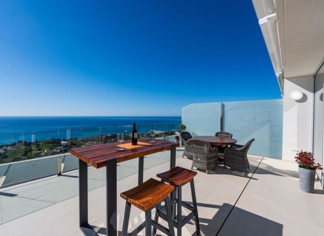 Exclusivo ático dúplex de lujo con vistas panorámicas al mar