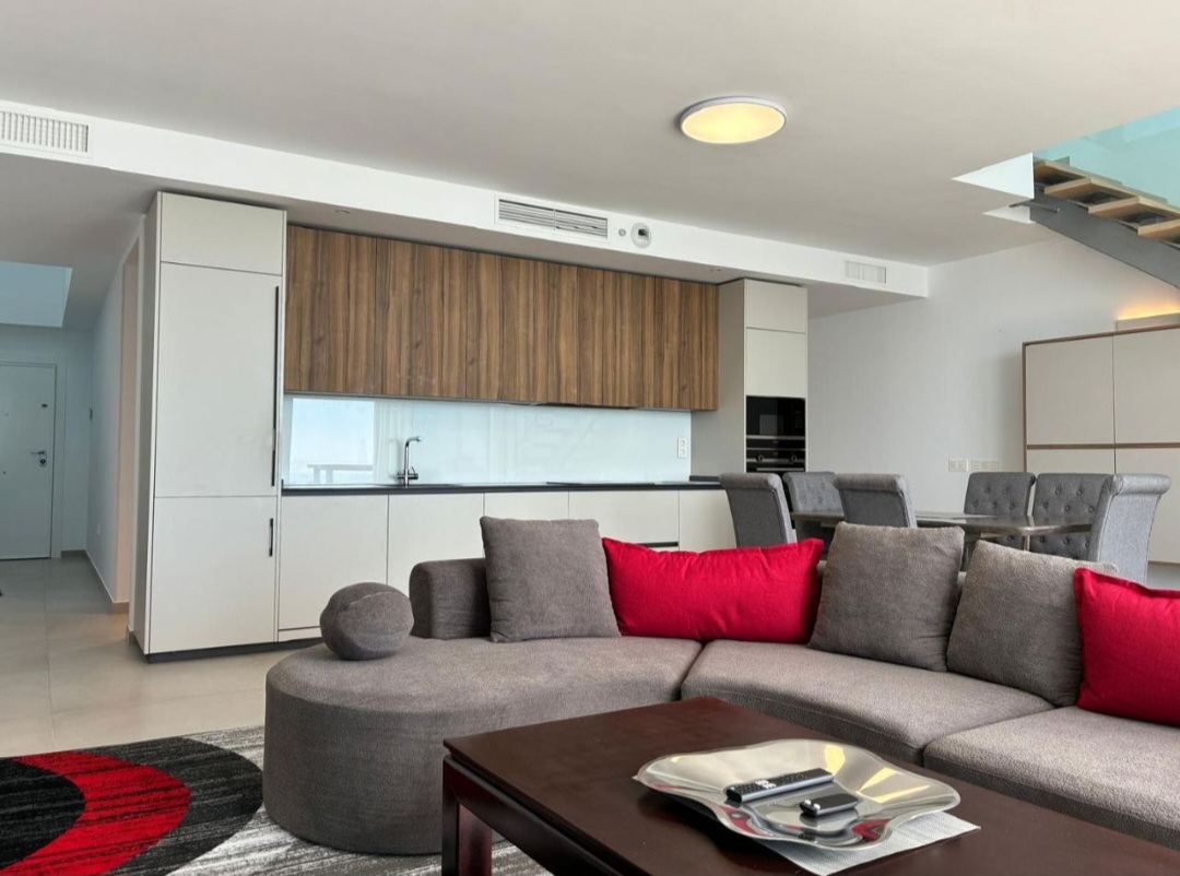 Exclusivo ático dúplex de lujo con vistas panorámicas al mar