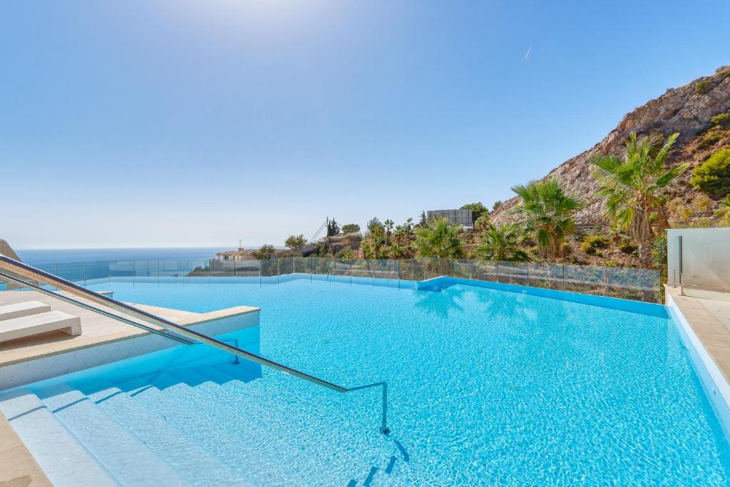 Exclusivo ático dúplex de lujo con vistas panorámicas al mar