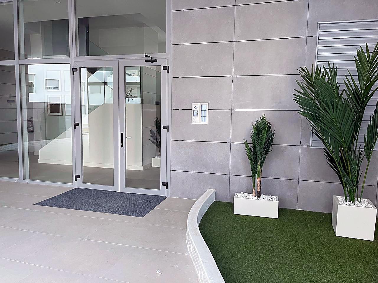 Apartamento de reciente construcción con gran terraza acristalada en Nueva Andalucía
