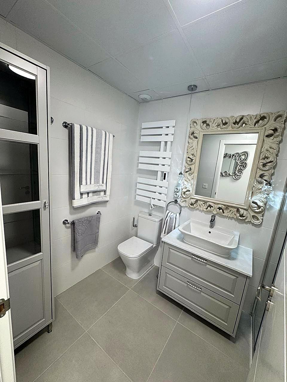 Apartamento de reciente construcción con gran terraza acristalada en Nueva Andalucía