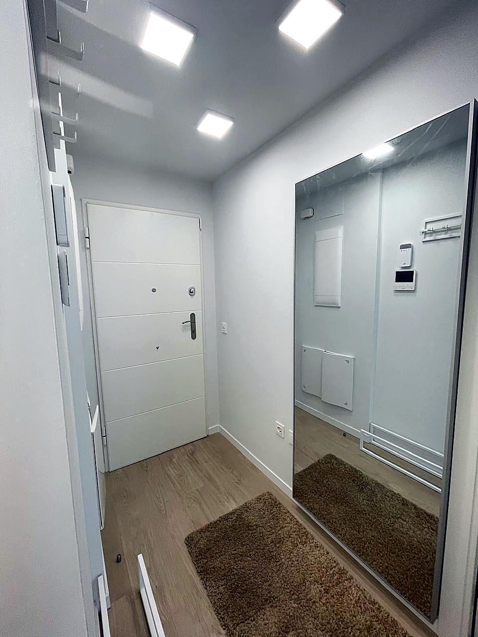 Apartamento de reciente construcción con gran terraza acristalada en Nueva Andalucía