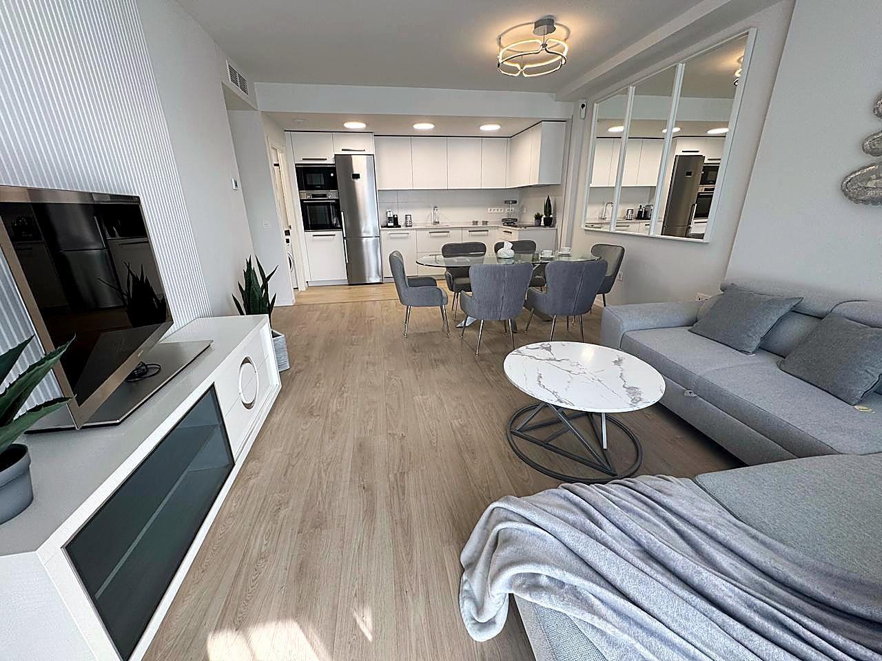 Apartamento de reciente construcción con gran terraza acristalada en Nueva Andalucía