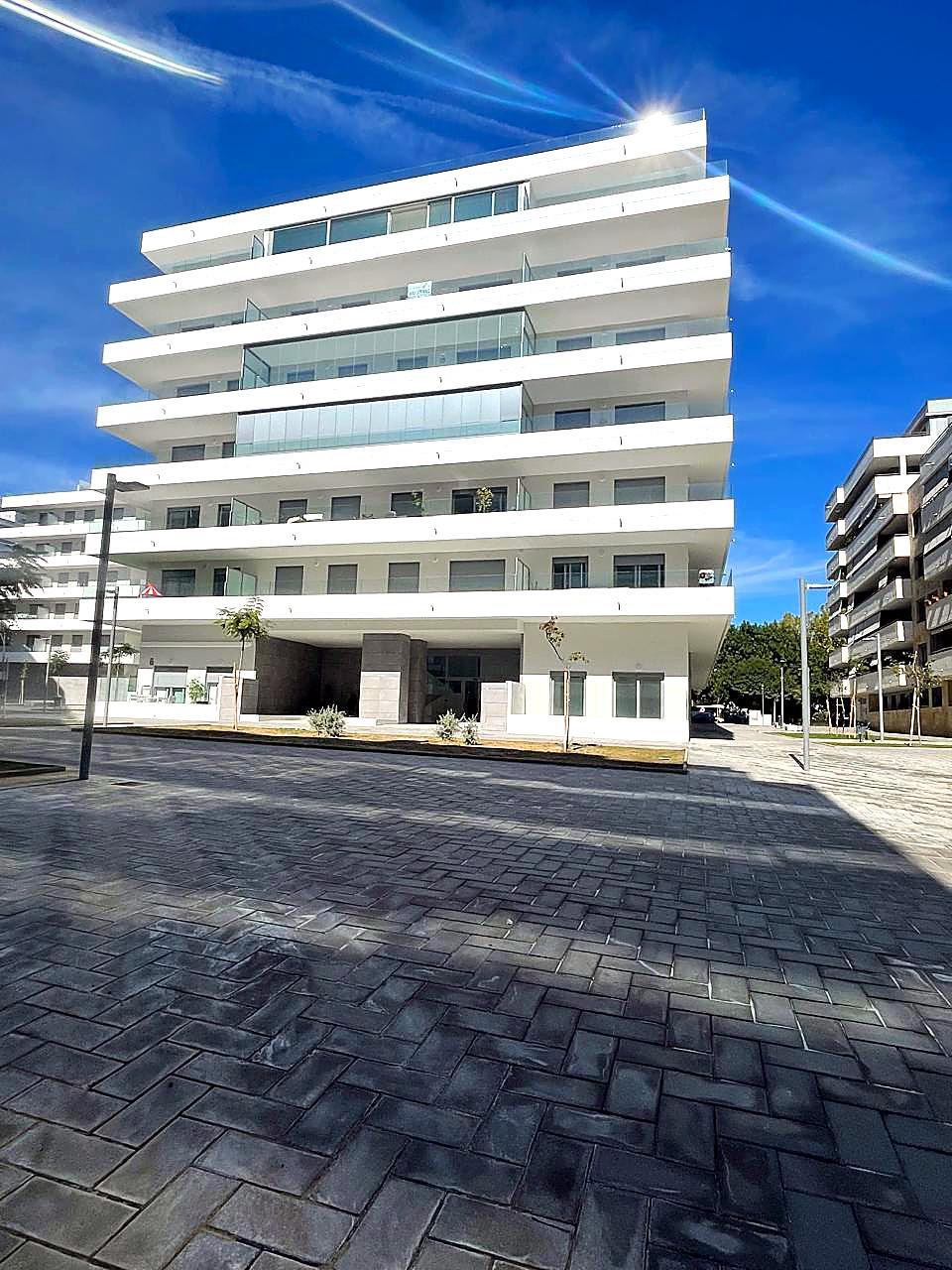 Apartamento de reciente construcción con gran terraza acristalada en Nueva Andalucía