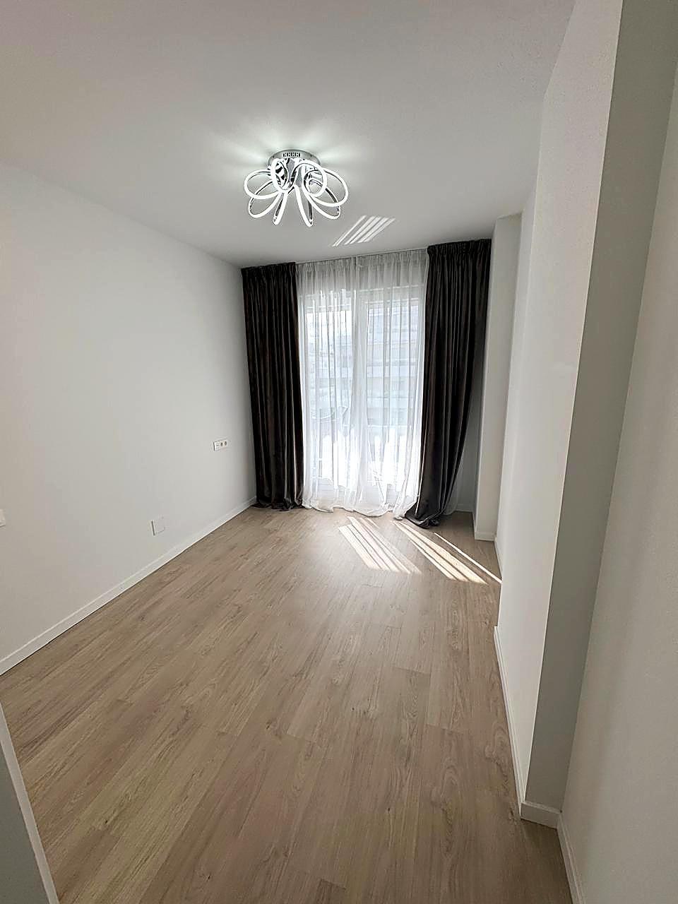 Apartamento de reciente construcción con gran terraza acristalada en Nueva Andalucía