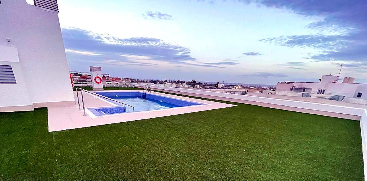 Apartamento de reciente construcción con gran terraza acristalada en Nueva Andalucía